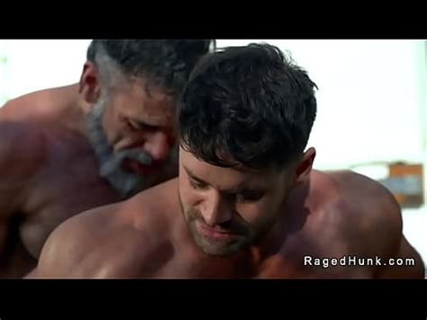 Gays musculosos y peludos follan al aire libre en un trío XVIDEOS