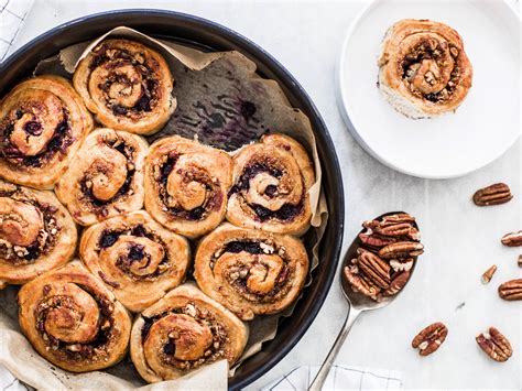 Hefeschnecken mit Pflaumen und Pekannüssen Rezept EAT SMARTER