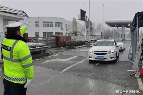 商丘交警雪中执勤保畅通，展现亮丽“雪警”过往天气雪天