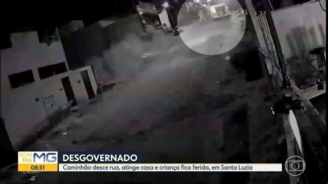 Caminhão desgovernado atinge casa em Santa Luzia VEJA VÍDEO Bom Dia