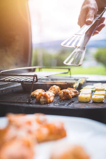 Churrasco No Fim De Semana Asas De Frango Queijo E Legumes Na Grelha A