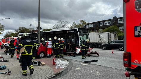 Polizei Hamburg Nach Schwerem Busunfall Frau Stirbt Im Krankenhaus