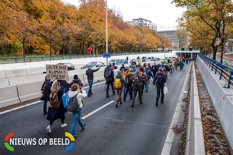 Zes Actievoerders Extinction Rebellion Aangehouden Voor Oproep