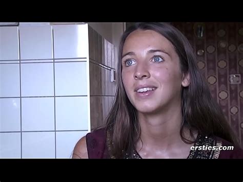 La sexy Tanja se frota el coño peludo al aire libre XVIDEOS