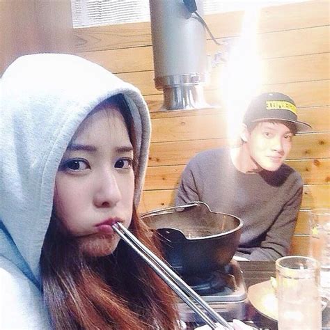 Ngất ngây với vẻ đáng yêu tưởng chết của hot girl Thái Lan tạo dáng trong khi ăn