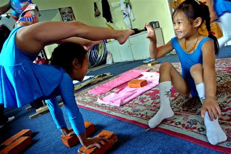 Mongolians bend over backwards to be world's top contortionists | CNN