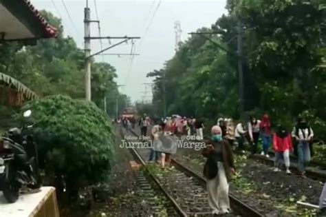 Pohon Tumbang Tutup Rel Penumpang KRL Commuter Line Susuri Perlintasan