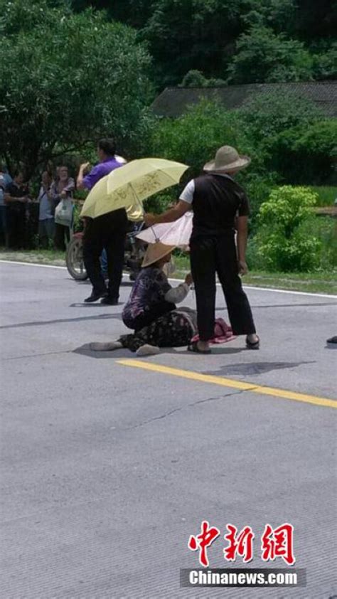 广西大客车撞伤老人 高温下路人为其撑伞遮阳等救援【2】 图说中国 人民网