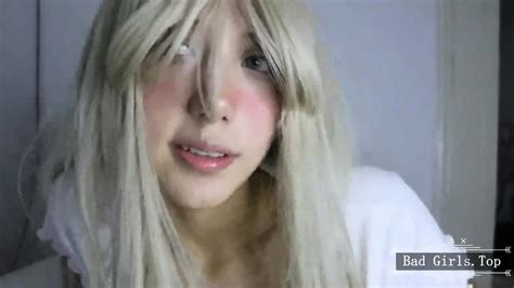 Petite Ado Blonde Super Chaude Taquine En Gros Plan Avec Sa Webcam