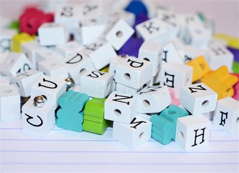 Ouvrez Les Perles Et Les Blocs D alphabet Orthographient De Nouveau à L