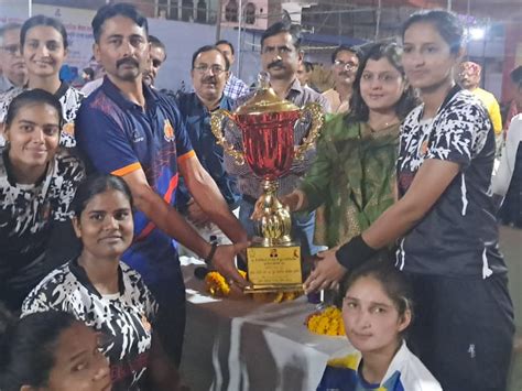 Up Defeated Gujarat In Volleyball Competition वॉलीबॉल स्पर्धा में