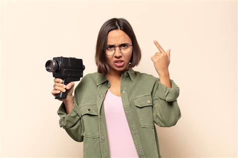 Mujer Latina Joven Que Parece Sorprendida Con La Boca Abierta Conmocionada D Ndose Cuenta De