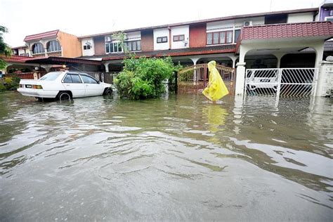 Peninsular Malaysia Hit By 1 In 100 Year Rainfall Govt Says Amid