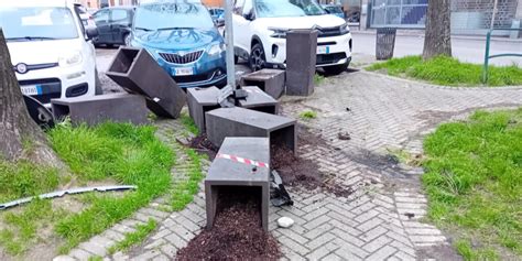 Ubriaco Alla Guida Si Schianta Sulle Fioriere In Piazza S Paolo