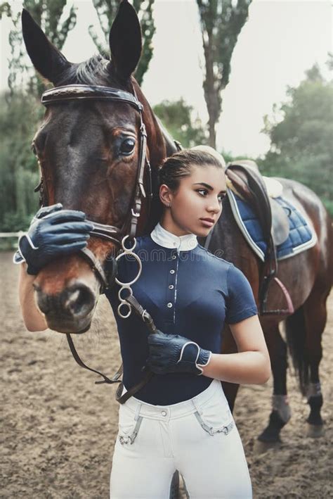Proponendo Per La Macchina Fotografica Donna Latina Felice Con Il Suo Cavallo Sul Ranch Al