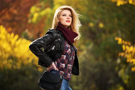 Femme Blonde De Jeune Mode Dans La Veste En Cuir En Parc D Automne Photo Stock Image Du Humain