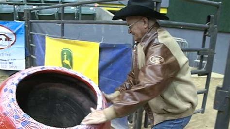 Rodeo Clown Takes On Bulls To Protect Cowboys