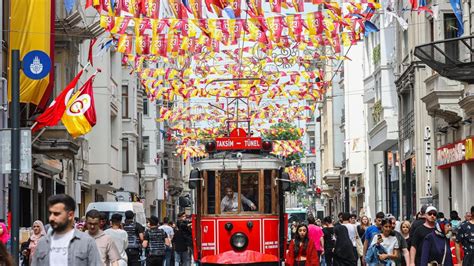 Stiklal Caddesi Galatasaray Bayraklar Yla Donat Ld Trt Haber Foto