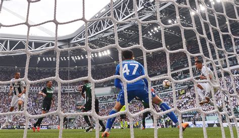 Foto Cristiano Ronaldo Cetak 2 Gol Juventus Bungkam Sassuolo Dunia