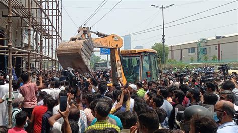 Locals Protest As Sdmcs Anti Encroachment Drive Reaches Shaheen Bagh