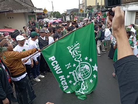 Peringatan Satu Abad Pcnu Kota Batu Bentangkan Bendera Raksasa