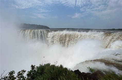 Cataratas Del Iguaz En Estos Momentos Caen Millones Y Medio De