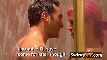 Mamada en la ducha antes de entrar en una gran orgía swinger Nuevos swingers XVIDEOS