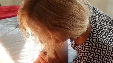 Une femme mature blonde amateur aime le sexe à demi nue xHamster