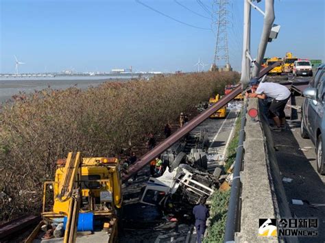 影／台61線西濱聯結車追撞大貨車 聯結車墜落橋下 Yahoo奇摩汽車機車