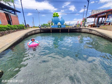 宜蘭景點免費玩水景點，18度c天然湧泉冰涼好消暑，有淋浴間和盥洗室，帶水槍和游泳圈就可以玩個過癮啦！【宜蘭員山螃蟹冒泡】－ 晨晨喬喬玩樂日記