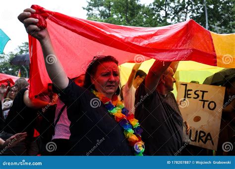 Gente Con Banderas De Arco Iris Durante La Marcha Por La Igualdad Lgbt