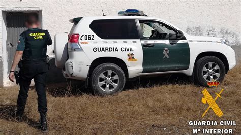 Un hombre abre la puerta de su casa a una familia a la que conocía y