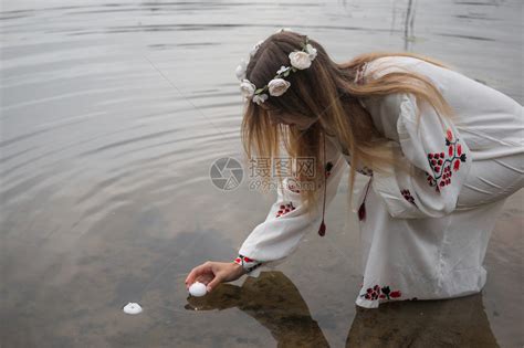 穿着白俄罗斯传统花圈裙子的年轻美少女高清图片下载 正版图片507291758 摄图网