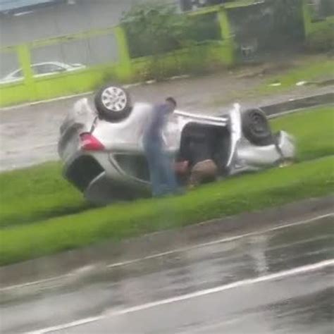 VÍDEO carro capota e motorista sai ileso na BR 101 na Serra ES