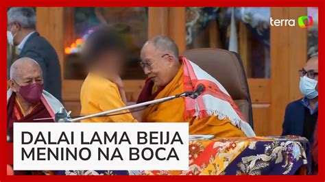 Dalai Lama beija menino na boca e se desculpa após vídeo viralizar