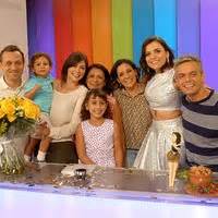 Família de Monica Iozzi aparece em festa surpresa do Vídeo Show