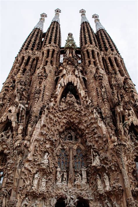 Escultura De Piedra Tallada Gran Fachada De La Basílica De La Sagrada