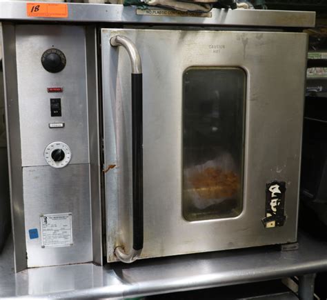 Montague EK-8 Convection Oven - Oahu Auctions