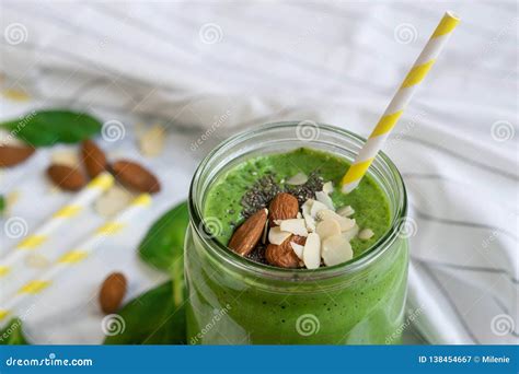 Batidos Verdes Dos Espinafres No Frasco Sementes Do Chia Imagem De