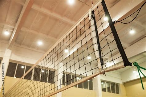 Foto De Net Of Volleyball Court In Old School Gym Bottom View