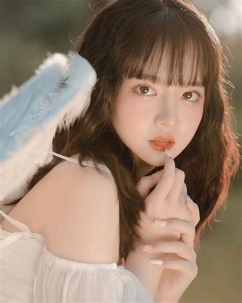 Hot girl trường Kinh tế chuẩn con nhà người ta Xinh đẹp lại học giỏi