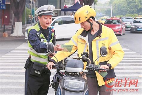 记者直击广州“电鸡”限行首日：交警在路面劝导 有车主选择绕行腾讯新闻