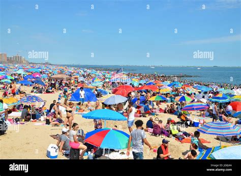 Coney Island Brooklyn Usa 4th July 2017 Crowded Beach At Coney