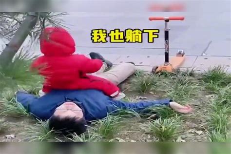 爸爸打个电话，没想到闺女实力坑爹，眼前这一幕太搞笑了 闺女 实力 电话