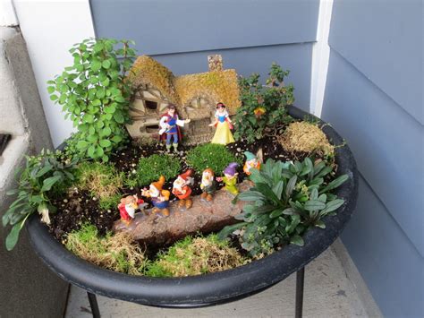 Snow White and the Seven Dwarfs | Fairy garden pots, Fairy garden ...