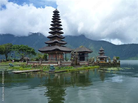 wunderschöner Wassertempel Pura Ulun Danu im Bratan See gelegen Bali