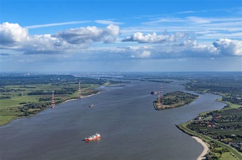 Luftbild Lühesand Freileitungsmasten auf dem Lühesand in Grünendeich