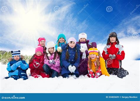 Grupo Grande De Niños Felices Que Lanzan Nieve Imagen de archivo