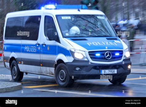 Berlin Polizeieinsatz In Berlin Einsatzfahrzeug Der