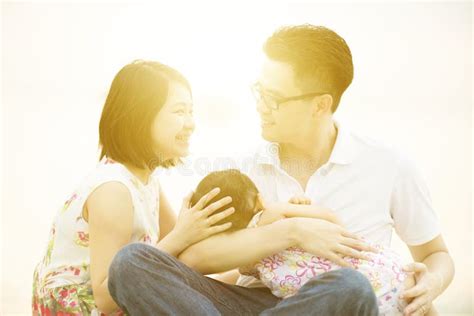 Familia Que Disfruta De Tiempo Al Aire Libre De La Calidad Imagen De